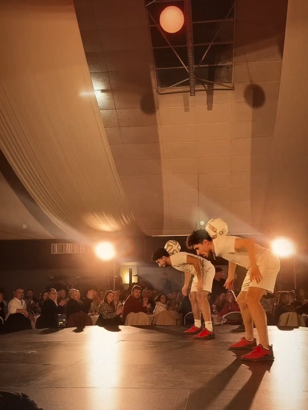 Animation de freestyle football en équipe au palais des congrès